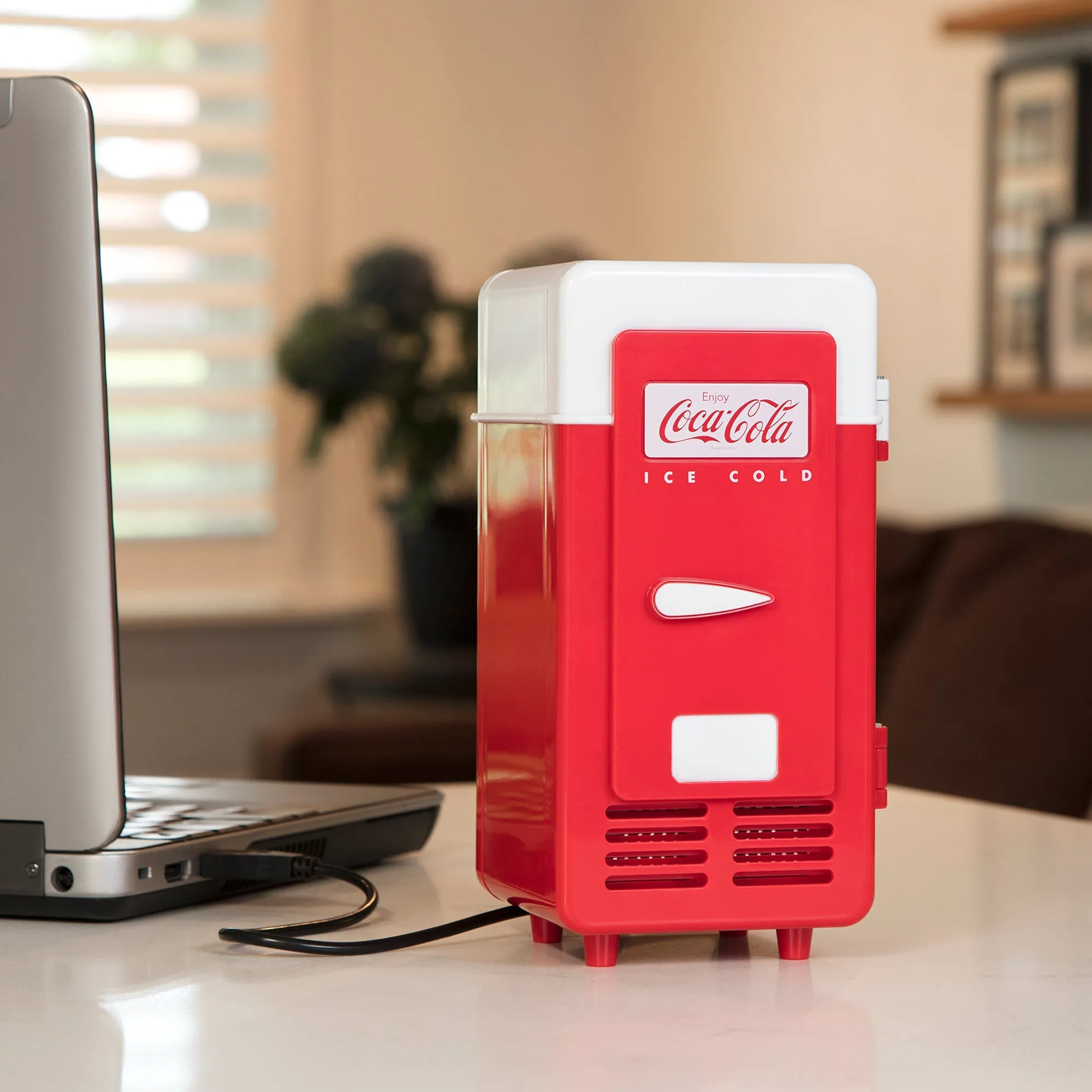 Coca-Cola Single Can Cooler, Red, USB Powered Retro One Can Mini Fridge, Thermoelectric Cooler for Desk, Home, Office, Dorm, Unique Gift for Students or Office Workers