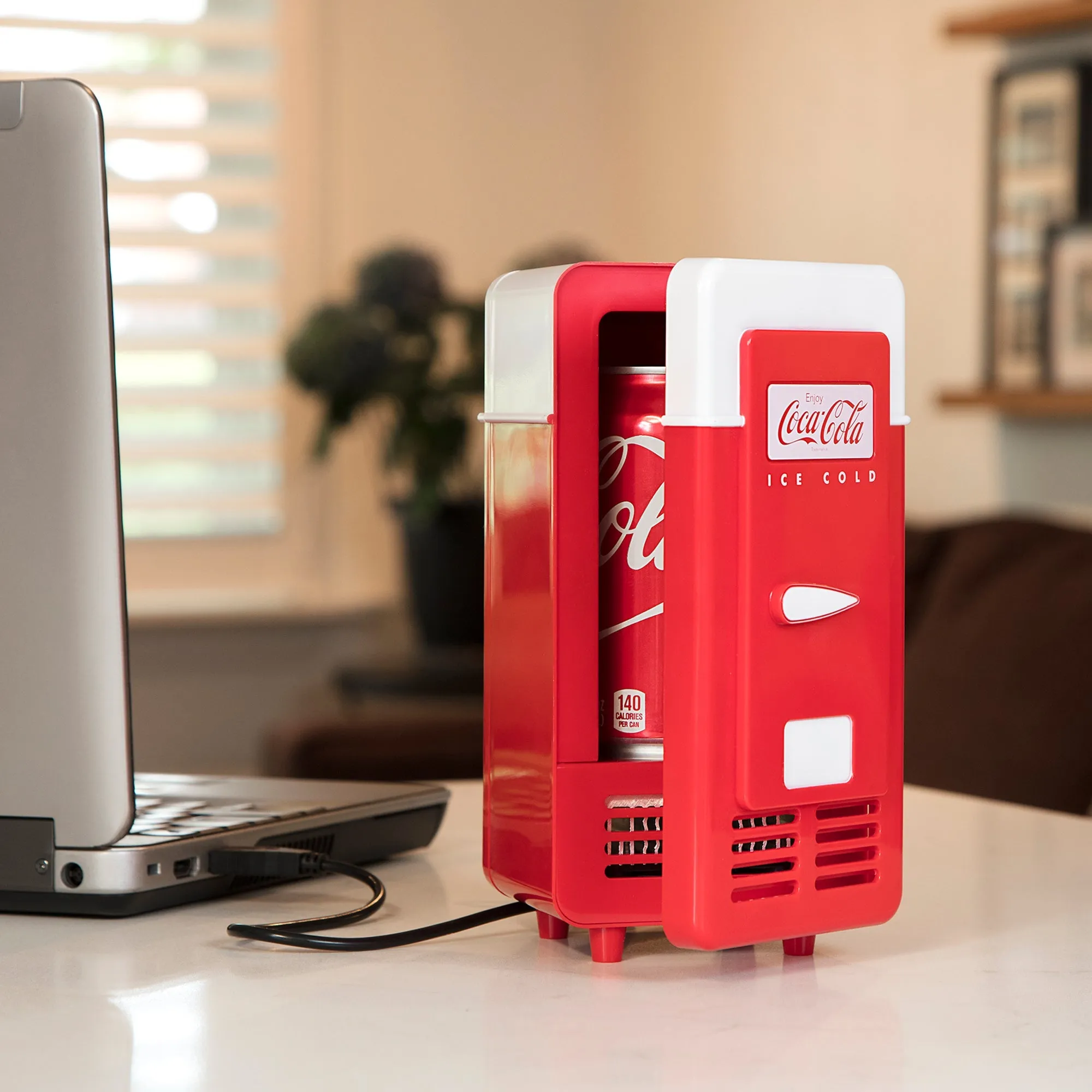Coca-Cola Single Can Cooler, Red, USB Powered Retro One Can Mini Fridge, Thermoelectric Cooler for Desk, Home, Office, Dorm, Unique Gift for Students or Office Workers