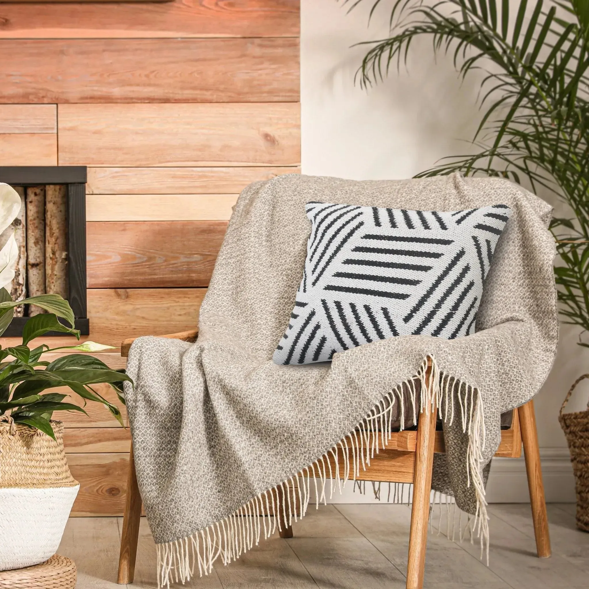 Elemental Lr07553 Black/White Pillow